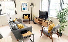 Travaal.Om - 2 Bed Serviced Apartment Farnborough